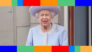 Elizabeth II  la Reine crée la sensation avec une apparition surprise au côté de Paddington dans un