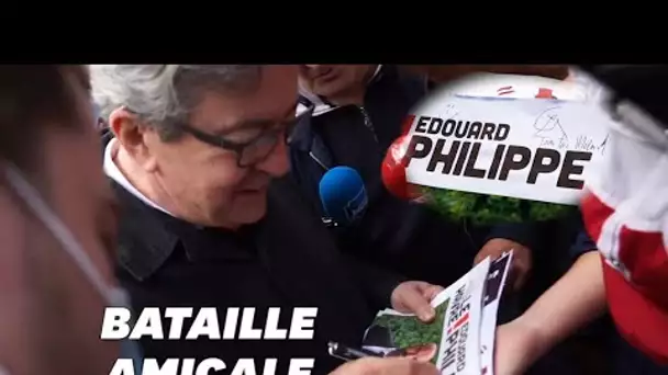 Quand Jean-Luc Mélenchon dédicace des tracts d'Edouard Philippe (avec le sourire)