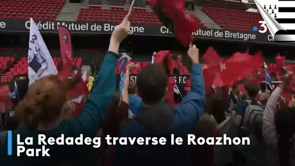 La Redadeg traverse le Roazhon Park en breton, à Rennes. Edition An Taol Lagad du 21 mai 2024
