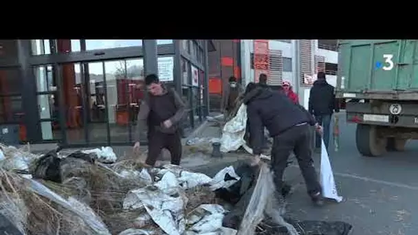 Gap : Les agriculteurs manifestent leur colère devant des enseignes de la grande distribution