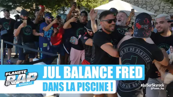 Jul et son équipe balancent Fred dans la piscine ! #PlanèteRap