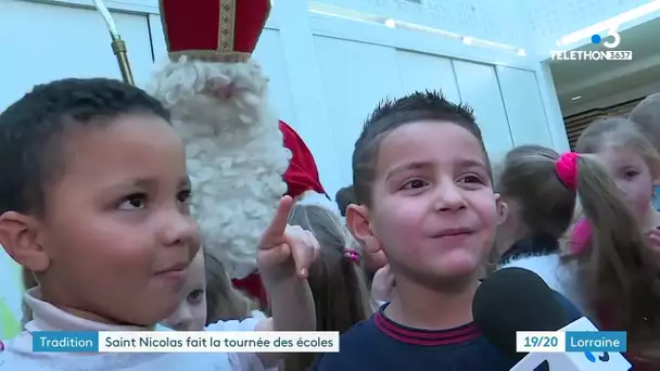 Saint Nicolas visite les écoliers de Stenay (Meuse)
