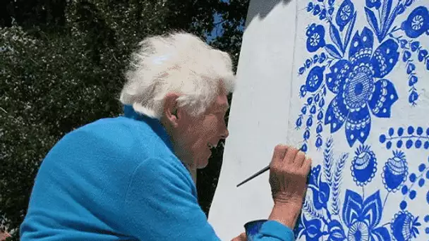 Cette dame de 90 ans peint les murs de sa ville natale à la main
