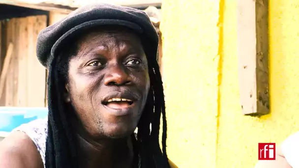 Boni Gnahoré chante "Gbayé Kumbélé‬" en live
