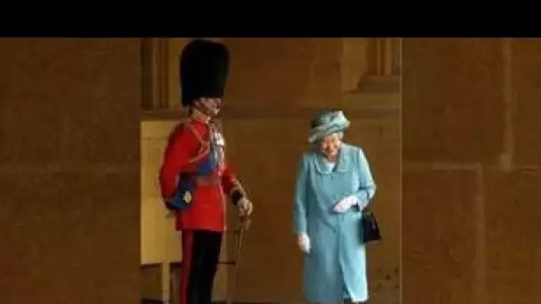 Le prince Philip  déguisé en garde royal  pour faire rire la reine, de son vivant ? C#039;est faux