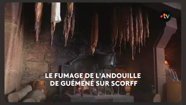 La fabrication de l’andouille artisanale de Guémené, préparée au feu de bois, retrouvée menacée