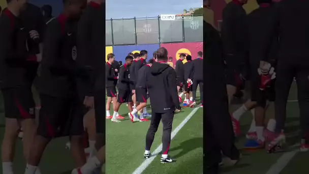 🤣🫵 La feinte d'Hansi Flick pour éviter le bizutage des joueurs du Barça ! #shorts