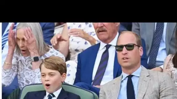 Prince George soutient Djokovic avec un sourire alors qu'il salue le personnel de Wimbledon avant la