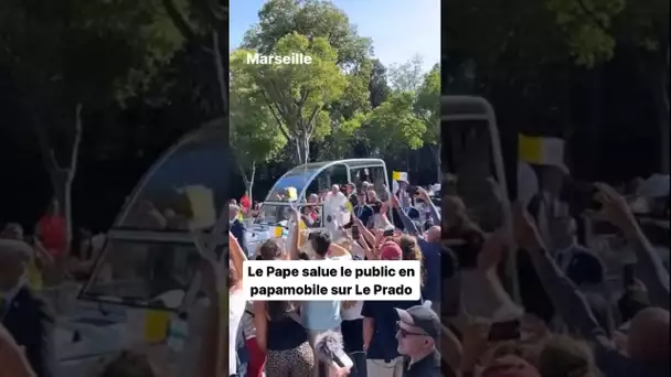 Le Pape salue le public en papamobile sur Le Prado #marseille #pape