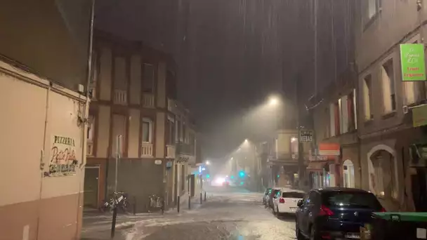 Une rue transformée en torrent suite à un orage à Toulouse