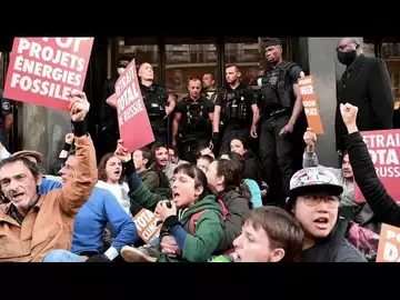France : des militants écologistes perturbent l'assemblée générale de TotalEnergies