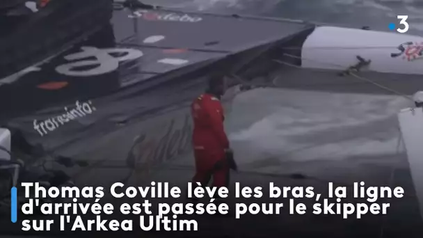 Thomas Coville lève les bras, la ligne d'arrivée est passée pour le skipper sur l'Arkea Ultim