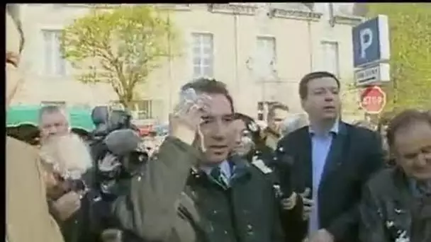 François Bayrou réagit à la tarte reçue ce matin au marché de Rennes
