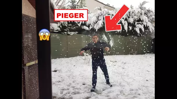 JE L&#039;AI BLOQUÉ DEHORS DANS LA NEIGE ! ÉPIC RÉACTION PRANK !