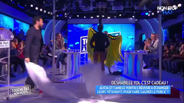 Camille Combal échange ses vêtements avec une danseuse du carnaval