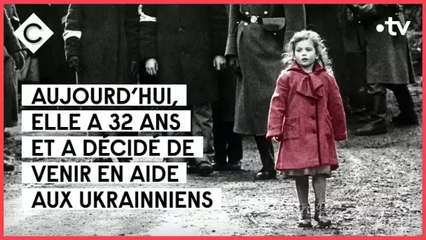 La petite fille en rouge de "La Liste de Schindler" s’engage pour l’Ukraine - C à vous - 11/04/2022