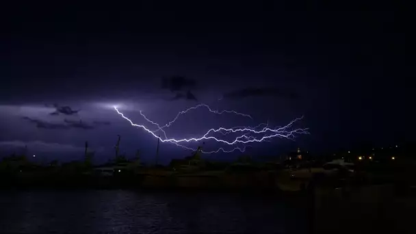 Pluie d'éclairs au dessus de Menton