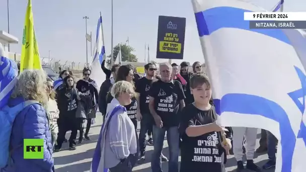 Des manifestants israéliens s’opposent à l’entrée de camions d’aide dans la bande de Gaza