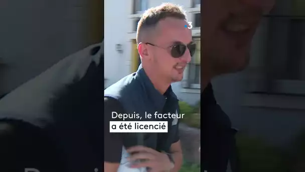 Un facteur remplaçant jette le courrier à la poubelle