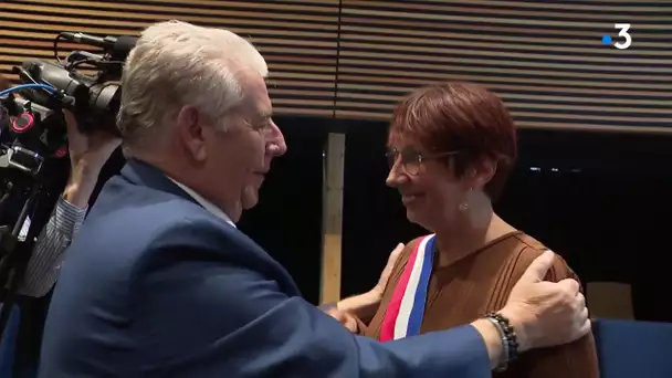Anne Vignot reçoit l'écharpe de maire des mains de Jean-Louis Fousseret