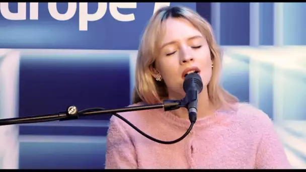 Angèle chante "Bruxelles je t’aime" en version piano-voix sur Europe 1