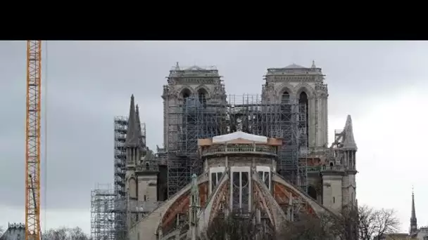 Premier Noël sans messe à Notre-Dame de Paris, surmontée d'une grue géante