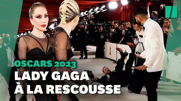 Aux Oscars, Lady Gaga a aidé un photographe tombé sur le tapis rouge