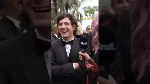 Vincent Lacoste reçoit une carte chelou d’un fan et nous la montre en direct #Cannes2023