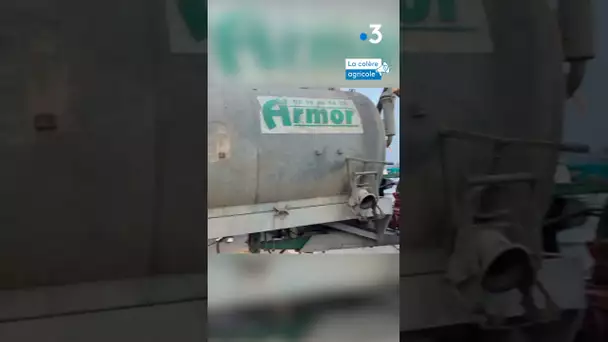 Des agriculteurs épandent du lisier sur un Leclerc à Beaune