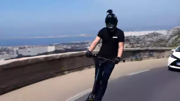 Il abandonne sa moto pour une trottinette