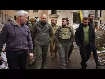 Ukraine : Zelensky visite l'Est, les Russes progressent dans le Donbass