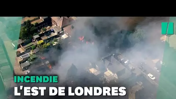 Dans l'est de Londres, un incendie spectaculaire ravage un village
