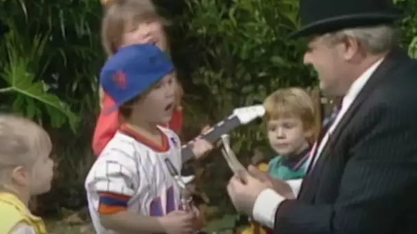 Benny Hill - Dur de négocier avec les enfants !