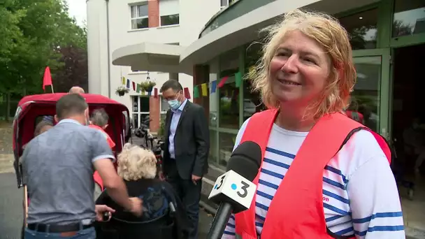 "La grande évasion" : des bénévoles balladent des séniors à vélo sur les routes normandes