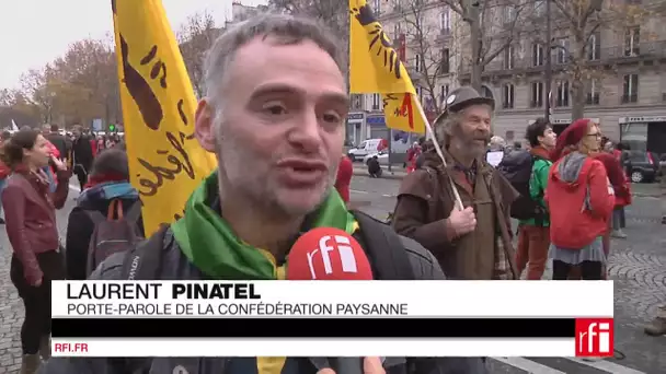 Les altermondialistes  sur l'avenue de la Grande-Armée