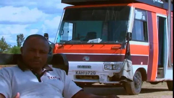 Il conduit un camion de cinéma itinérant à travers le Kenya