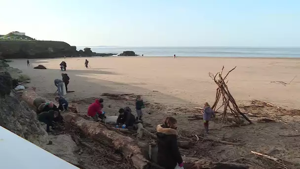 Opération nettoyage des plages en Charente-Maritime