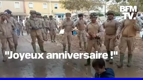 Des militaires espagnols déployés dans la région de Valence célèbrent l'anniversaire d'un garçon