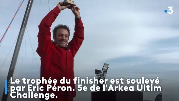Le trophée du finisher est soulevé par Eric Péron. 5e de l'Arkea Ultim Challenge.