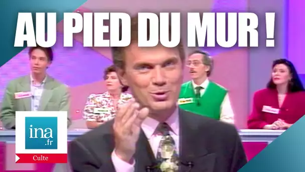 Le jeu "Au pied du mur" animé par Julien Lepers | Archive INA