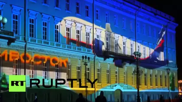 Un éblouissant show laser illumine Saint-Pétersbourg