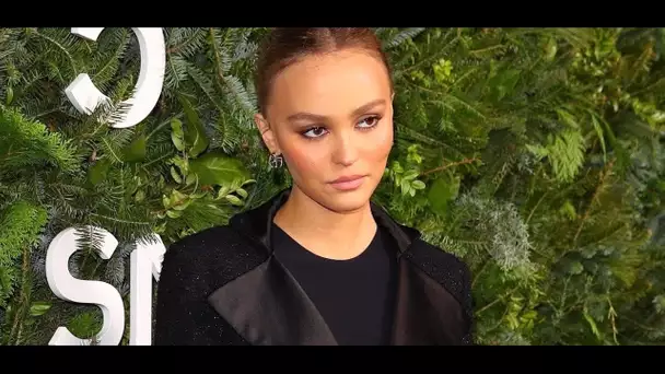 Lily Rose Depp très chic en total look noir signé Chanel pour la soirée du parfum No 5