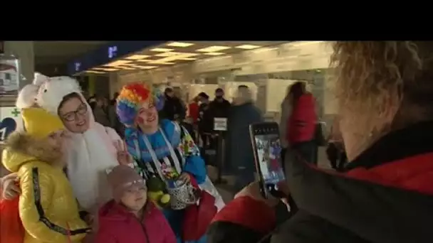 No Comment : des clowns et des sourires pour accueillir les enfants ukrainiens