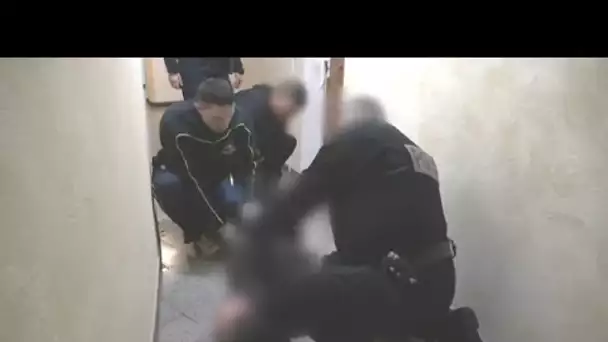 Un homme mentalement instable bloque les policiers avec de l'eau bouillante