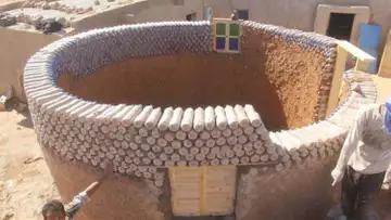 Ces maisons sont uniquement faites de bouteilles en plastique et de sable !
