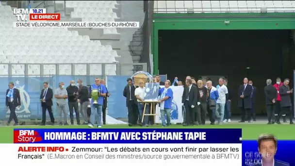 Hommage au Vélodrome: le cercueil de Bernard Tapie entre sur la pelouse, au son de "Jump"