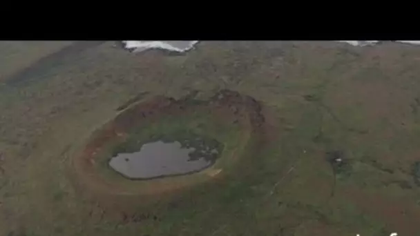 Chili, Île de Pâques : cratère du volcan Rano Raraku