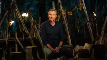 Koh Lanta, La Légende : Phil sort un faux collier d'immunité, la réaction de Denis Brogniart est hilarante