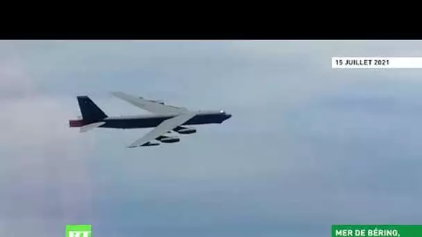 Des bombardiers américains B-52H escortés par des chasseurs russes au-dessus de la mer de Béring