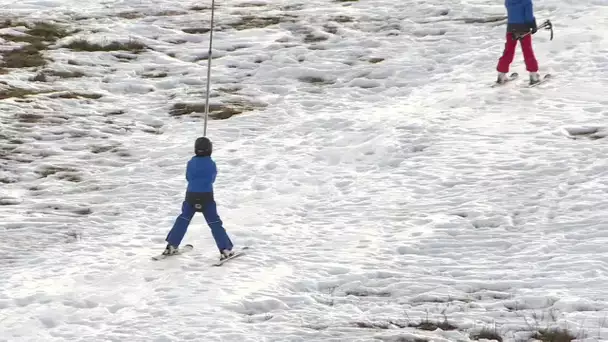 Stations de ski, les skieurs inquiets face à la douceur des températures, la neige fond